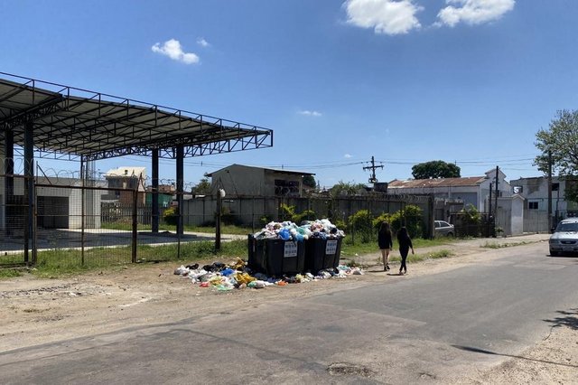 Coleta de lixo começa a regularizar em Cachoeirinha, mas alguns bairros ainda sofrem. ¿¿As fotos sem lixo são no Parque da Matriz e as com lixo na Vila Vista Alegre.<!-- NICAID(14921157) -->