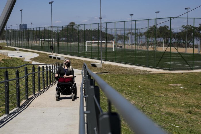 Pontilhão de ferro junto às quadras de futebol 7