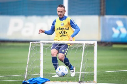Treino Gremio RS - FUTEBOL/TREINO GREMIO  - ESPORTES - Jogadores do Gremio realizam treino durante a manha desta quarta-feira, na preparaÃ§Ã£o para o Campeonato Brasileiro 2021. FOTO: LUCAS UEBEL/GREMIO FBPA. Na foto Rafinha Editoria: SPOIndexador: Lucas UebelSecao: futebolFonte: Gremio.netFotógrafo: Treino Gremio <!-- NICAID(14922632) -->
