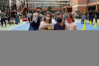 Famílias levam animais de estimação para a escola em ação de uma instituição de ensino de Caxias do Sul. Pet Day também incentivou a doação de eletrônicos, tampinhas e ração para cães e gatos. Painel com desenhos e trabalhos desenvolvidos pelos alunos. Na foto, Nanderson, a esposa Manuela e os filhos Raul e Cecília com a cachorra Anita Garibaldi <!-- NICAID(14923188) -->