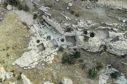 An undated handout picture provided by Terra Di Ninive on October 24, 2021, shows remains of an ancient wine factory discovered in the Khinis site in the Nineveh area of northern Iraq. - In Iraq, Italian and Kurdish archaeologists announced the discovery of remains dating from the time of the Assyrian kings Sargon II and his son Sennacherib, including a 2,700-year-old wine factory and carvings on the walls of an irrigation canal. (Photo by Terra Di Ninive / AFP) / == RESTRICTED TO EDITORIAL USE - MANDATORY CREDIT AFP PHOTO / HO / TERRA DI NINIVE - NO MARKETING NO ADVERTISING CAMPAIGNS - DISTRIBUTED AS A SERVICE TO CLIENTS == / The erroneous mention[s] appearing in the metadata of this photo by - has been modified in AFP systems in the following manner: [in the Khinis site] instead of [near Faydeh]. Please immediately remove the erroneous mention[s] from all your online services and delete it (them) from your servers. If you have been authorized by AFP to distribute it (them) to third parties, please ensure that the same actions are carried out by them. Failure to promptly comply with these instructions will entail liability on your part for any continued or post notification usage. Therefore we thank you very much for all your attention and prompt action. We are sorry for the inconvenience this notification may cause and remain at your disposal for any further information you may require.Editoria: ACELocal: ?an?sIndexador: -Secao: human scienceFonte: Terra Di NiniveFotógrafo: Handout<!-- NICAID(14924054) -->