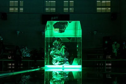 Performance ABRIGO 2021, da artista visual e performer Andressa Cantergiani.<!-- NICAID(14924259) -->