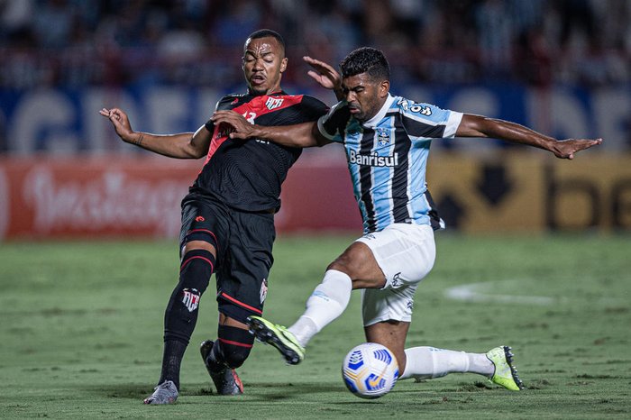 Grêmio leva 2 a 0 do Atlético-GO e perde nova chance de sair do Z-4 do Brasileirão