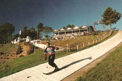Competição na pista artificial de esqui i em Garibaldi/RS na década de 1970.<!-- NICAID(14925894) -->