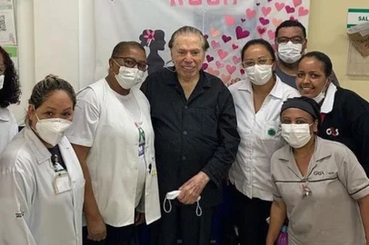 Silvio Santos, 90 anos, recebeu na quinta-feira (28) a terceira dose da vacina contra covid-19. Em agosto deste ano, com as duas doses, o apresentador e dono do SBT testou positivo para o coronavírus. Foto publicada pela assessora de imprensa do SBT Maisa Alves no Instagram<!-- NICAID(14928299) -->
