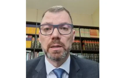 A rede Travel Inn se manifestou nesta sexta-feira (29), em vídeo e por seu advogado, sobre o boletim de ocorrência registrado por um hóspede que afirma ter sofrido preconceito racial no hotel Axten, em Caxias do Sul, nessa semana. O consultor comercial Neferson Martins, 28 anos, relatou ter sido expulso do hotel na última terça-feira (27) e registrou o caso na Polícia Civil. O advogado Carlos Eduardo Scheid, da Travel Inn, nega que tenha acontecido qualquer forma de discriminação e alega que o checkout antecipado aconteceu porque o hóspede não respeitava regras de convivência do estabelecimento, como a proibição de fumar nas dependências do hotel e a necessidade do uso de máscara.<!-- NICAID(14928434) -->