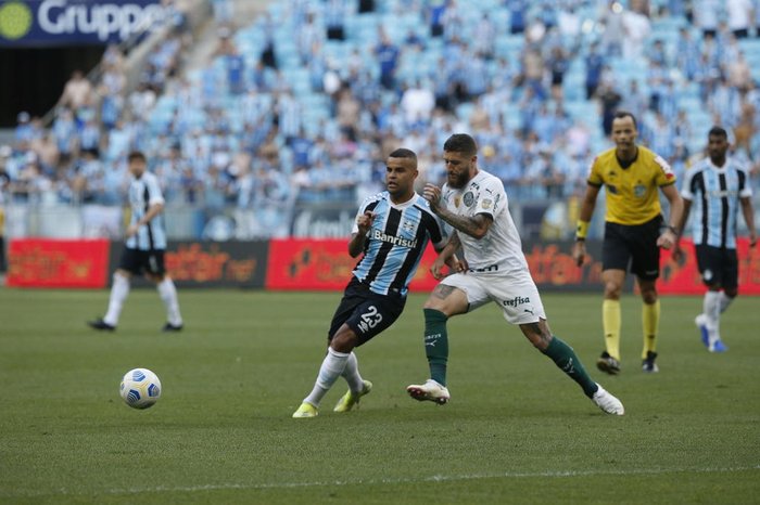 Grêmio leva virada do Palmeiras e se afunda ainda mais na zona de rebaixamento