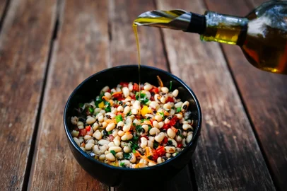 PORTO ALEGRE, RS, BRASIL,  31/07/2017 : Destemperados - Receitas mediterrâneas: Salada de feijão fradinho, Salada de pepino com iogurte e dill, Caponata de abobrinha,  Kafta com hortelã, Mjadra. (Omar Freitas/Agência RBS)Indexador: Omar Freitas<!-- NICAID(13062950) -->