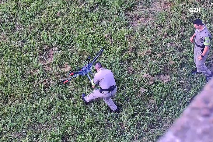 Drones operam mais de dia do que à noite, nos presídios, para que os presos possam pegar as mercadorias