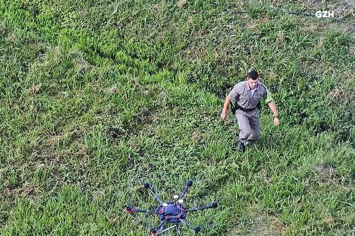 Em 2021, há 21 apreensões de drones até o final de setembro (na foto, PM recolhe equipamento na PEJ)