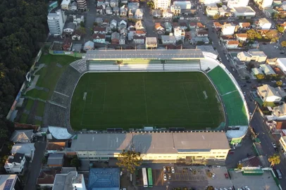 CAXIAS DO SUL, RS, BRASIL, 15/07/2020. Vistas aéreas do estádio Alfredo Jaconi. O estádio será palco do clássico Ca-Ju, SER Caxias x Juventude, válido pelo retorno do campeonato Gaúcho 2020. A Taça Francisco Novelletto Neto (2º turno) da competição foi interrompida, em 16 de março, devido a pandemia do Covid-19 (coronavírus). (Porthus Junior/Agência RBS)<!-- NICAID(14547336) -->