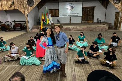 Thomas Machado e Luiza Barbosa apresentam a oitava temporada do Desafio Farroupilha<!-- NICAID(14931820) -->