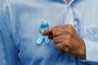 Blue november - man holding blue ribbonFonte: 460906786<!-- NICAID(14931880) -->