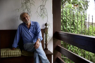 03/11/2021 - PORTO ALEGRE, RS, BRASIL - Retrato do Escritor Sergio Faraco, ele lança livro na Feira do Livro com crônicas inéditas.<!-- NICAID(14931370) -->