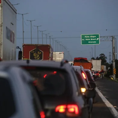 PORTO ALEGRE, RS, BRASIL - 2021.10.19 - Série sobre problemas no trânsito em POA. Após leitores responderem questionário sobre o assunto, mostramos os problemas no trânsito da capital. Na foto: Freeway com engarrafamento causado pelo o a Assis Brasil (Foto: André Ávila/Agência RBS)<!-- NICAID(14919423) -->