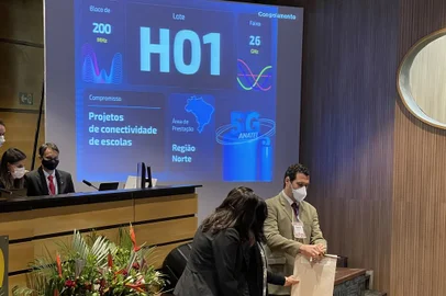 A Agência Nacional de Telecomunicações (Anatel) encerrou nesta sexta-feira (5) de manhã, o leilão do 5G, com a oferta de lotes na última das quatro faixas, a de 26 GHz, considerada a frequência que poderá oferecer o melhor desempenho, com alta velocidade no tráfego de dados e menor latência. As empresas que venceram esta etapa do certame terão por obrigação implementar conectividade nas escolas em contrapartida à possibilidade de usar este espectro em aplicações associadas a nova tecnologia da Internet das Coisas (IoT) e automação industrial.<!-- NICAID(14933421) -->