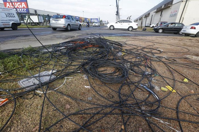 Fios descartados foram deixados na rua e na calçada por empresas de telefonia, e CEEE recolherá na próxima semana