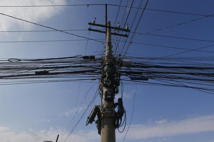 Organizar os fios para que as redes de energia elétrica e de telefonia fiquem separadas é um dos objetivos da ação
