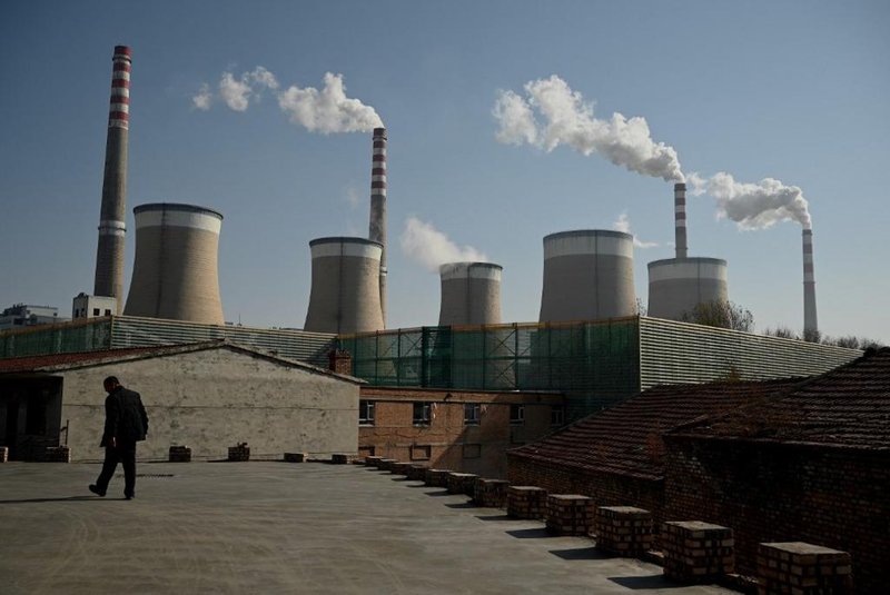 A coal-powered power station belches smoke in Datong, Chinas northern Shanxi province on November 4, 2021. (Photo by Noel Celis / AFP)<!-- NICAID(14936185) -->