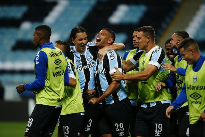 Com gol de Diego Souza, Grêmio bate o Fluminense na Arena e respira no Brasileirão