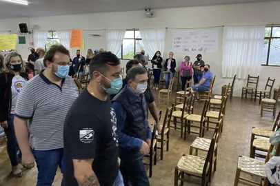 Prefeito Adiló durante encontro com a comunidade sobre parque animal. Na foto, deixando o salão<!-- NICAID(14934401) -->