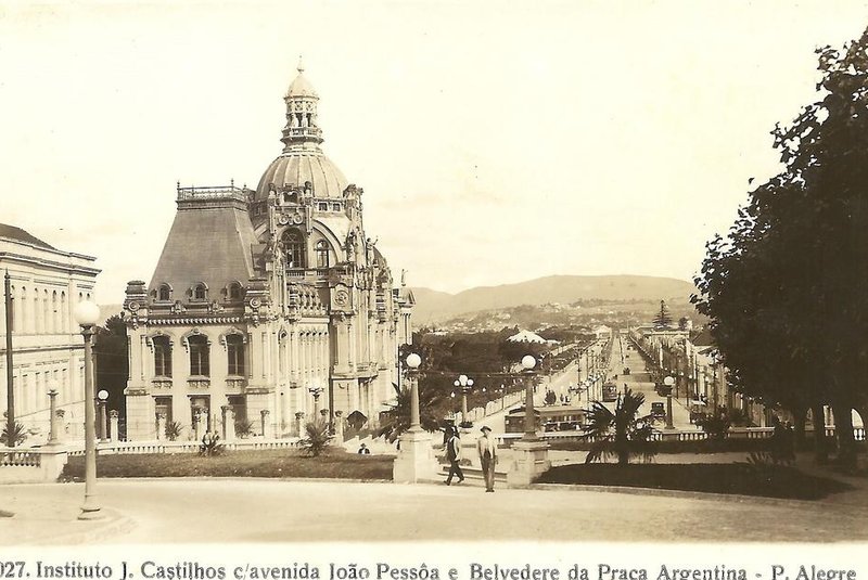 15/11/2021 - Cartão postal antigo prédio Colégio Júlio de Castilhos na Avenida João Pessoa, em Porto Alegre. FOTO: Miguel Duarte / Arquivo Pessoal<!-- NICAID(14941109) -->