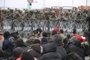 Migrantes se reúnem na fronteira polonês-bielo-russa perto da fronteira polonesa Kuznica em 15 de novembro de 2021. - Milhares de migrantes - a maioria deles do Oriente Médio - cruzaram ou tentaram cruzar a fronteira da UE e da OTAN desde o verão. Os países ocidentais acusaram o regime bielorrusso, apoiado pela Rússia, de engendrar a crise em retaliação às sanções da UE, acusações que Minsk negou. (Foto de Leonid SHCHEGLOV / BELTA / AFP) / Bielorrússia OUT<!-- NICAID(14941498) -->