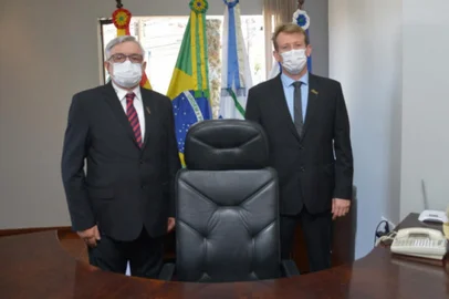 TRE julga nesta terça-feira processo que pode cassar mandato de prefeito e vice de Garibaldi. Na foto, vice-prefeito Sérgio Chesini (PP) (esquerda) e o prefeito Alex Carniel (PP) no dia da posse<!-- NICAID(14941502) -->