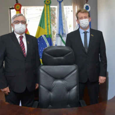 TRE julga nesta terça-feira processo que pode cassar mandato de prefeito e vice de Garibaldi. Na foto, vice-prefeito Sérgio Chesini (PP) (esquerda) e o prefeito Alex Carniel (PP) no dia da posse<!-- NICAID(14941502) -->