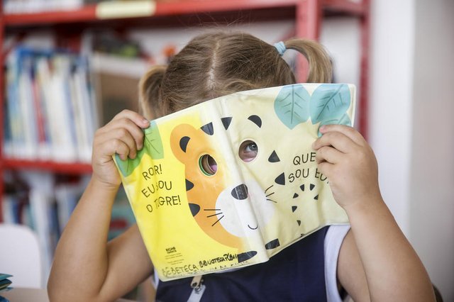 CANOAS, RS, BRASIL - 2021.11.10 - O objetivo da Bebeteca é a promoção de momentos de leitura para bebês e crianças. Na imagem, Nicole da Silva Batista, 4 anos.(Foto: ANDRÉ ÁVILA/ Agência RBS)<!-- NICAID(14937508) -->