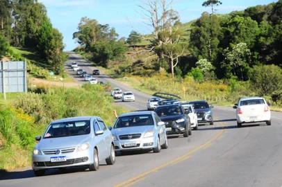 A movimentação está  intensa na RS-453, a Rota do Sol, principal ligação da Serra gaúcha com o Litoral Norte, durante a tarde dessa segunda-feira (15), no retorno do feriadão da Proclamação da República. Alguns pontos, principalmente próximo a Vila Seca, registram maior concentração de veículos devido dois acidentes.<!-- NICAID(14941675) -->
