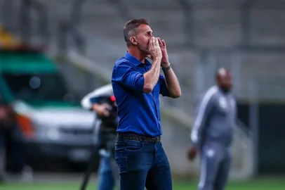 RS - FUTEBOL/CAMPEONATO BRASILEIRO 2021 /GREMIO X FLUMINENSE- ESPORTES - Lance da partida entre Gremio e Fluminense disputada na noite desta terça-feira, na Arena do Gremio, em partida valida pela Campeonato Brasileiro 2021. FOTO: LUCAS UEBEL/GREMIO FBPANa foto: Vagner Mancini, técnico do Grêmio