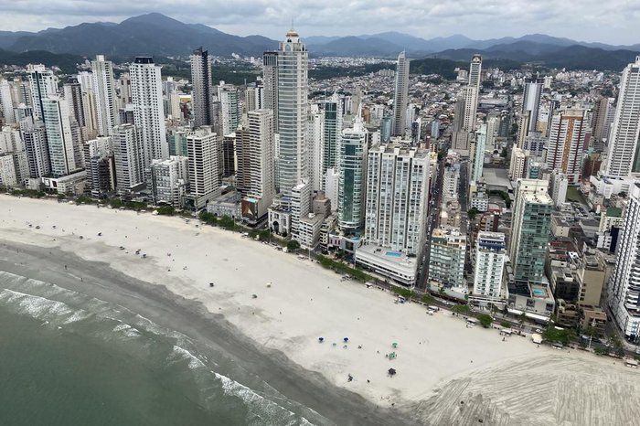 Por que banhistas atolam na areia do alargamento de Balneário