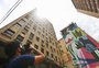 Artistas pintam quatro obras de arte gigantes em laterais de prédios do Centro Histórico