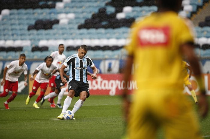 Diego Souza exalta vitória, mas admite situação complicada do Grêmio: Continua difícil