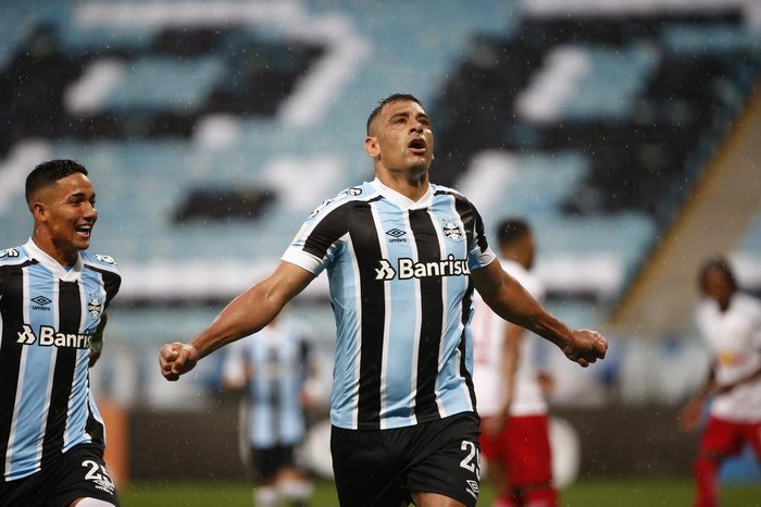 Grêmio goleia o Bragantino e segue vivo na luta contra o rebaixamento no Brasileirão