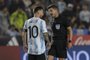 Argentinas Lionel Messi (L) argues with Uruguayan referee Andres Cunha during the South American qualification football match for the FIFA World Cup Qatar 2022 against Brazil at the San Juan del Bicentenario stadium in San Juan, Argentina, on November 16, 2021. (Photo by Juan Mabromata / AFP)Editoria: SPOLocal: San JuanIndexador: JUAN MABROMATASecao: soccerFonte: AFPFotógrafo: STF<!-- NICAID(14942810) -->