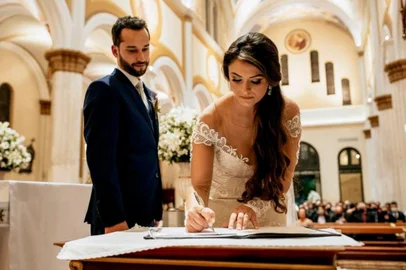 Cartórios registram aumento de 20% nos casamentos em Caxias do Sul nos dez primeiros meses de 2021. O casal Leonardo Lorandi e Manuela Parenti de Oliveira oficializou a união na Igreja de Nossa Senhora de Lourdes, no dia 25 de setembro de 2021. Eles optaram por uma cerimônia civil com efeito religioso.<!-- NICAID(14943121) -->