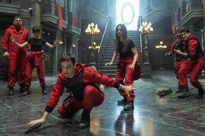 LA CASA DE PAPEL (L to R) HOVIK KEUCHKERIAN as BOGOTÃ, ÃRSULA CORBERÃ as TOKIO, RODRIGO DE LA SERNA as PALERMO, ITZIAR ITUÃO as LISBOA, MIGUEL HERRÃN as RÃO, JAIME LORENTE as DENVER in episode 02 of LA CASA DE PAPEL. Cr. TAMARA ARRANZ/NETFLIX Â© 2020<!-- NICAID(14878785) -->