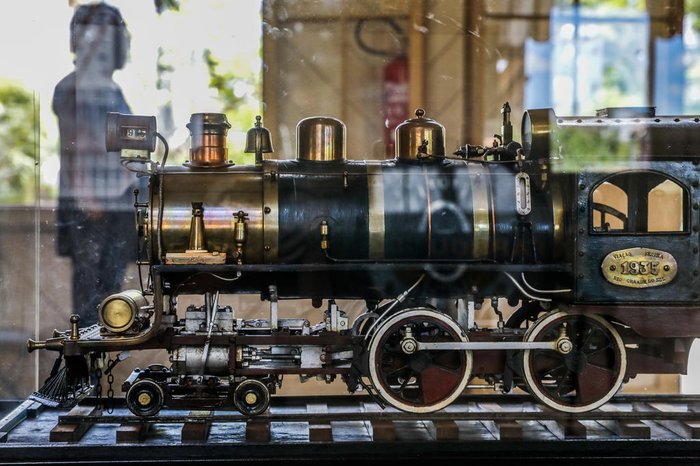 No museu é possível conferir mais de 1,8 mil peças e objetos ligados ao mundo das locomotivas e carros de passageiros, além de acervo bibliográfico e documentos.