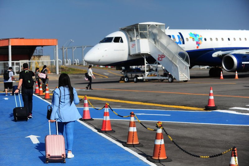 CAXIAS DO SUL, RS, BRASIL, 17/08/2021. Aerporto Regioinal de Caxias do Sul - Matéria aborda o mercado da aviação em Caxias do Sul: a economia que gira em torno do aeroporto Hugo Cantergiani. Chegada do voo da Azul, embarque e desembarque.  (Porthus Junior/Agência RBS)<!-- NICAID(14865523) -->