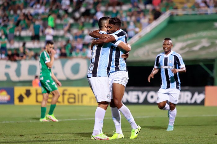 Grêmio vence a Chapecoense por 3 a 1 e diminui a distância para deixar a zona de rebaixamento