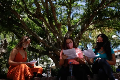 21/11/2021 - PORTO ALEGRE, RS - Primeiro dia de prova do ENEM, que teve redação e ciências humanas. Na imagem, movimentação na PUCRS. FOTO: Anselmo Cunha / Agência RBS<!-- NICAID(14946854) -->