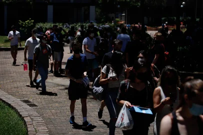21/11/2021 - PORTO ALEGRE, RS - Primeiro dia de prova do ENEM, que teve redação e ciências humanas. Na imagem, movimentação na PUCRS. FOTO: Anselmo Cunha / Agência RBS<!-- NICAID(14946858) -->