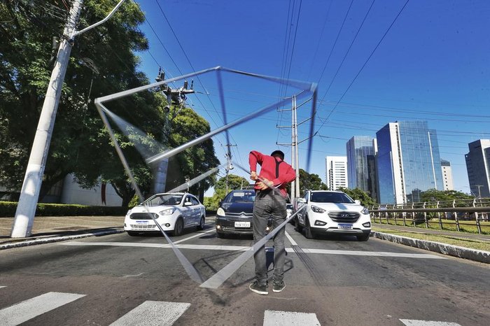 O cubo foi idealizado e desenhado por Vasquez e um amigo, morador da Capital, que trabalha com solda