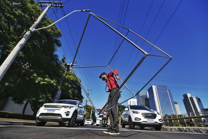 Cedo da manhã, Vasquez já movimentava o cubo na sinaleira