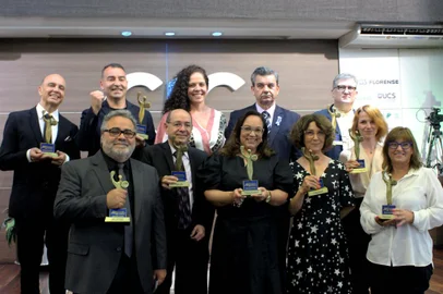 A Associação Riograndense de Imprensa (ARI) Serra Gaúcha realizou, em parceria com a Câmara de Indústria, Comércio e Serviços de Caxias do Sul (CIC Caxias), a entrega do 13º Troféu ARI Serra Gaúcha. A homenagem ocorreu no palco da reunião-almoço da CIC desta segunda-feira (22), em cerimônia marcada pela descontração e alegria do reencontro depois de um ano sem realizar o evento. Nove profissionais de Caxias do Sul e Região foram reconhecidos por suas trajetórias profissionais na Comunicação Social. Foram homenageados João Pulita, em Jornalismo Digital e Impresso, Janete Kriger, em Jornalismo Audiovisual, Edgar Vaz, em Radiojornalismo, Fabiana de Lucena, em Assessoria de Imprensa, Marco Aurélio Verdi, em Arte e Design, Igor Luchese, em Publicidade e Propaganda, Cátia Laner, em Relações Públicas, Fabrício Carpinejar - troféu recebido por Francesca Romani - como Destaque Nacional, e Fabiano Vergani, na categoria Contribuição à Comunicação.<!-- NICAID(14947347) -->