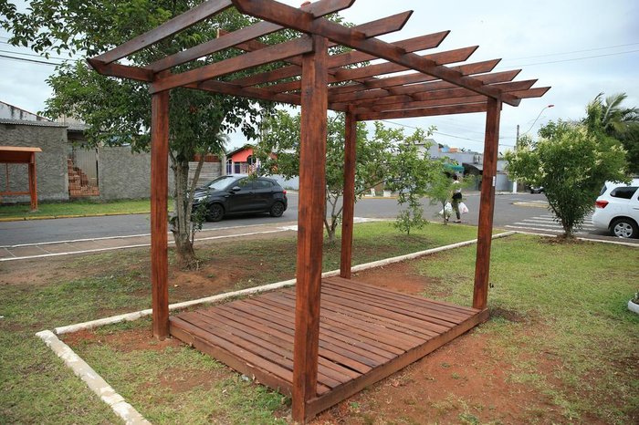 Bancos de pallet, deck, pergolado, bituqueira e lixeiras seletivas fazem parte do novo visual