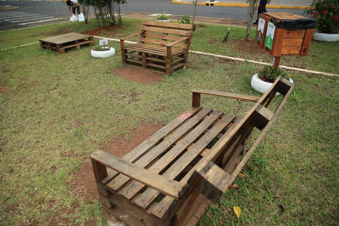 Bancos de pallet, deck, pergolado, bituqueira e lixeiras seletivas fazem parte do novo visual