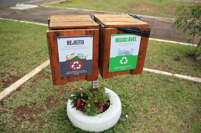 Bancos de pallet, deck, pergolado, bituqueira e lixeiras seletivas fazem parte do novo visual